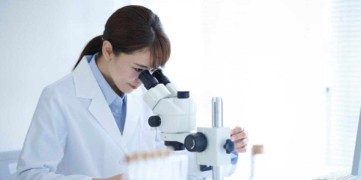 医師国家試験の組織学を顕微鏡で学習する医学生