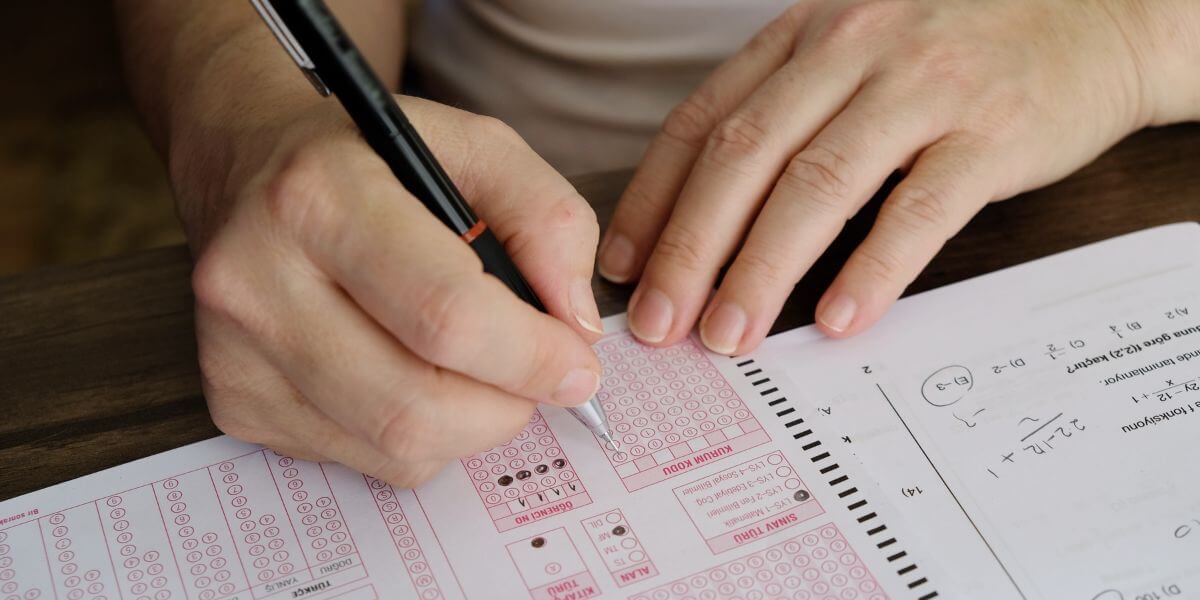 医師国家試験対策で模試を受験する6年生