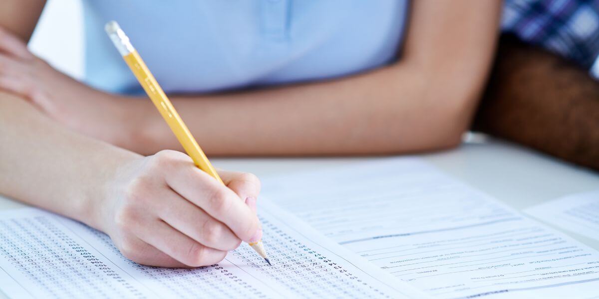 医師国家試験の過去問勉強法を実践する医学生のイメージ